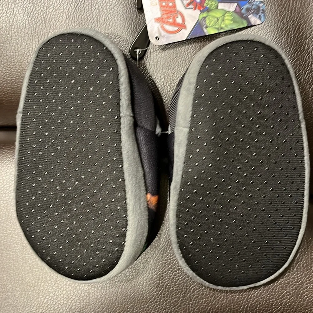 NWT MARVEL Kids Avengers Slippers size S/5-6. Capt. American, Iron Man, Hulk
